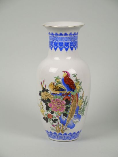 CHINA
Set of two porcelain vases, one baluster-shaped...