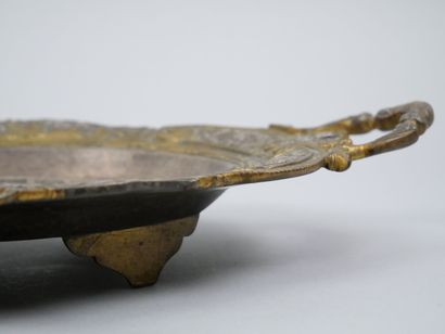 Four-sided bowl with two handles in bronze...