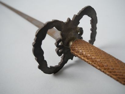 Fencing foil with filigree fusee, helmet-shaped...