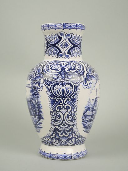 DELFT
Earthenware vase with blue monochrome...