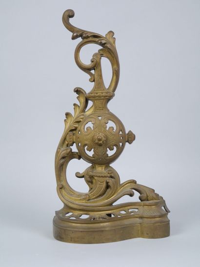 Three-part ormolu and chased bar with acanthus...