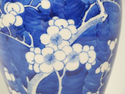 CHINA
Blue-white enameled porcelain baluster...