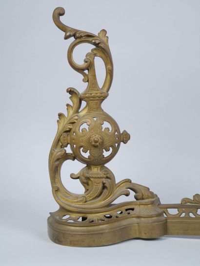 Three-part ormolu and chased bar with acanthus...