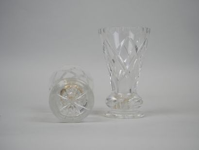 Meeting of two small cornet-shaped vases...