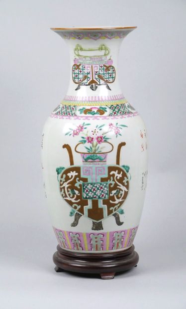 CHINA
Porcelain baluster vase with polychrome...
