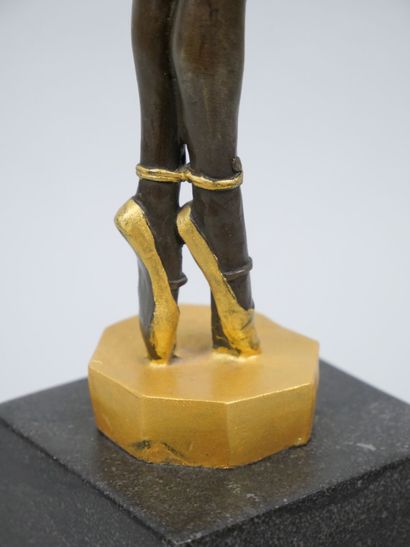 Modern School
Dancer with ballerinas in brown...