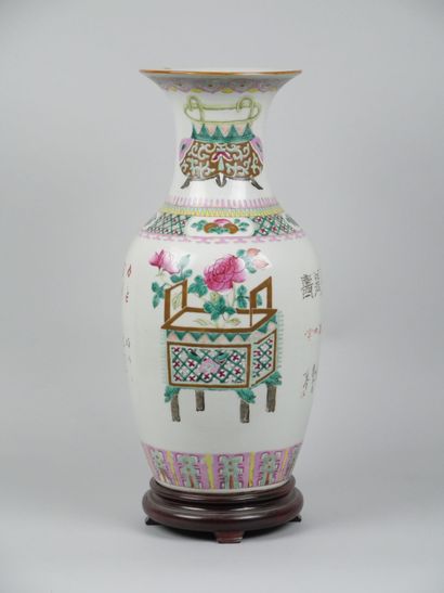 CHINA
Porcelain baluster vase with polychrome...