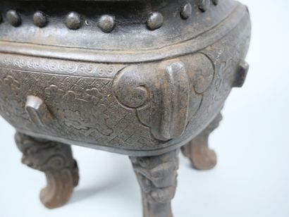 CHINA
Four-legged perfume burner in bronze...