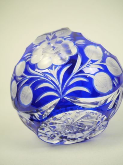 Set of glass and cut crystal pieces including...
