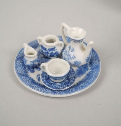 CHINA
Suite of three porcelain cups with...