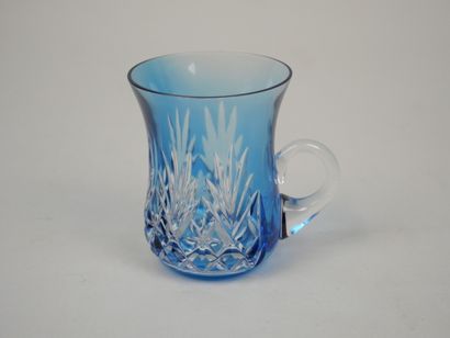 Meeting of two small cornet-shaped vases...