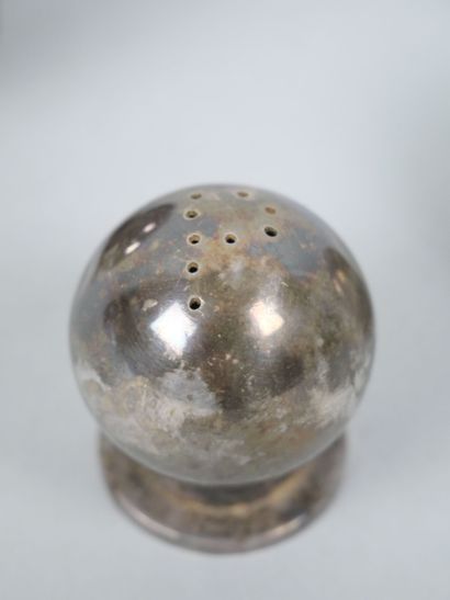 ERCUIS
Suite of a sugar shaker and a pair...