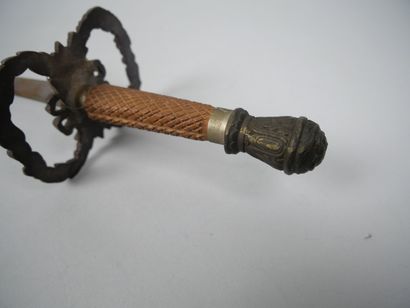 Fencing foil with filigree fusee, helmet-shaped...