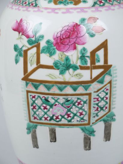 CHINA
Porcelain baluster vase with polychrome...