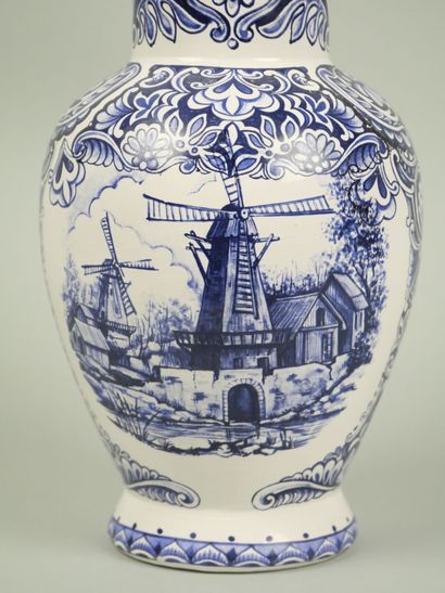 DELFT
Earthenware vase with blue monochrome...