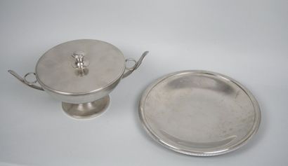 BOUILLET ET BOURDELLE
Soup tureen and tray...