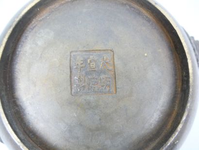 CHINA
Four-legged perfume burner in bronze...