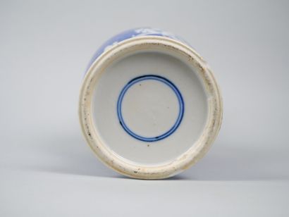 CHINA
Blue-white enameled porcelain baluster...