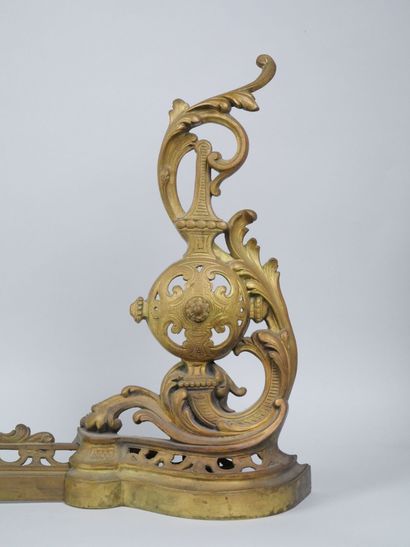 Three-part ormolu and chased bar with acanthus...