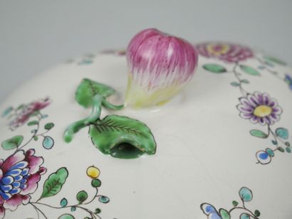 STRASBOURG
Covered four-lobed earthenware...