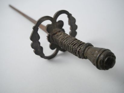 Fencing foil with filigree fusee, helmet-shaped...
