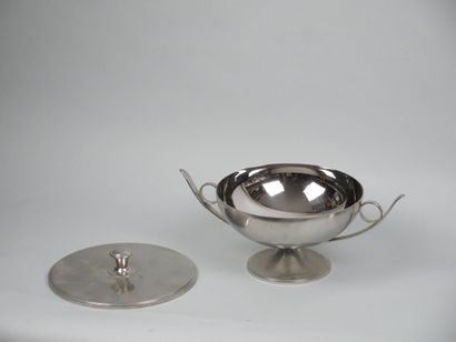 BOUILLET ET BOURDELLE
Soup tureen and tray...