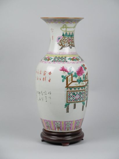 CHINA
Porcelain baluster vase with polychrome...