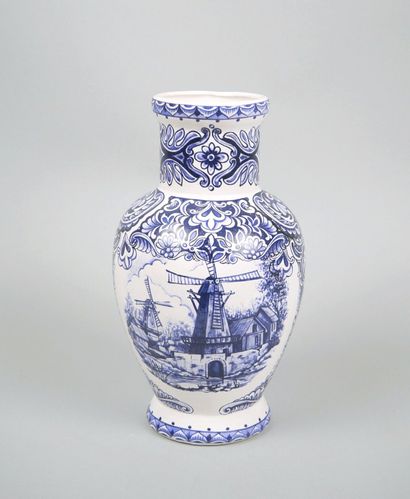 DELFT
Earthenware vase with blue monochrome...