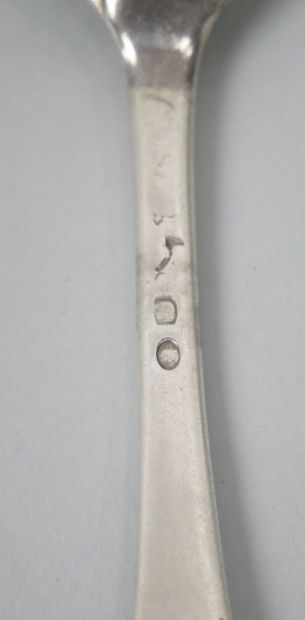 Mismatched silver flatware including :
-...