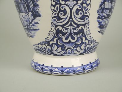 DELFT
Earthenware vase with blue monochrome...