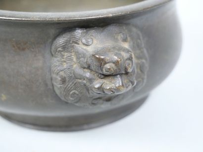 CHINA
Four-legged perfume burner in bronze...