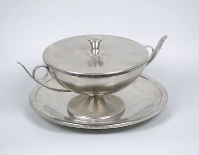 BOUILLET ET BOURDELLE
Soup tureen and tray...