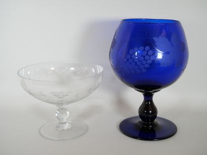 Glass set including :
- A cobalt-blue glass...