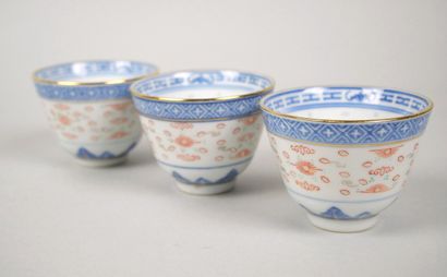CHINA
Suite of three porcelain cups with...
