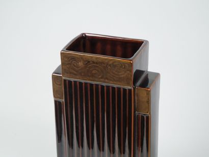 SAINT-CLEMENT
Reunion of brown-glazed earthenware...