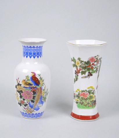 CHINA
Set of two porcelain vases, one baluster-shaped...