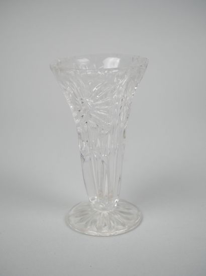 Set of glass and cut crystal pieces including...