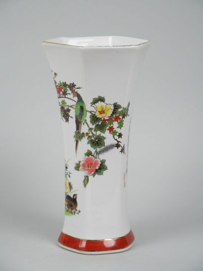 CHINA
Set of two porcelain vases, one baluster-shaped...
