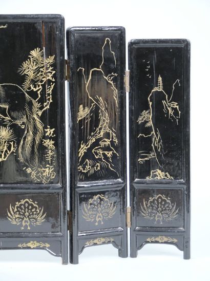 CHINA
Miniature lacquered wood screen, decorated...