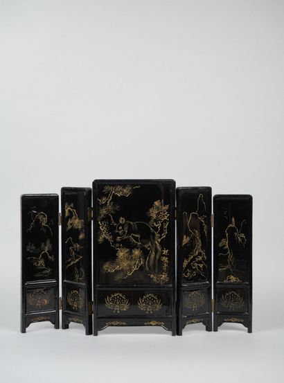 CHINA
Miniature lacquered wood screen, decorated...