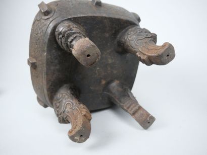 CHINA
Four-legged perfume burner in bronze...
