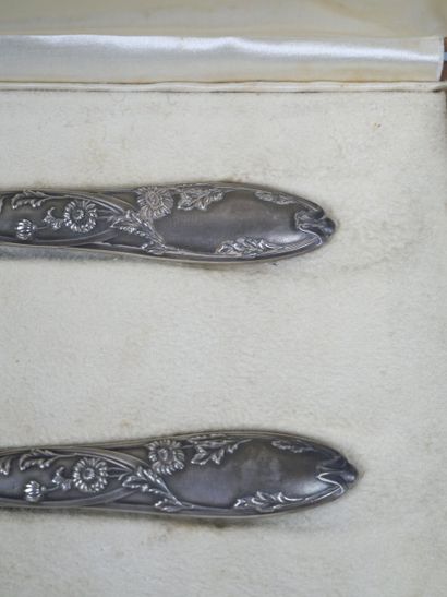 Entremet flatware, silver handle decorated...