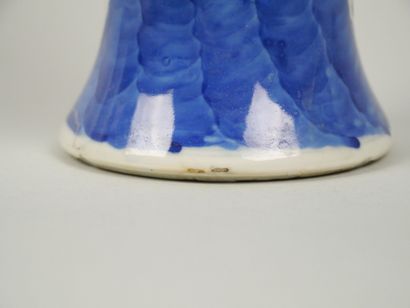 CHINA
Blue-white enameled porcelain baluster...