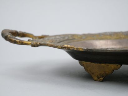 Four-sided bowl with two handles in bronze...