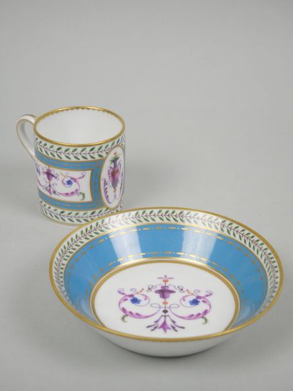 BERNARDAUD in LIMOGES
Porcelain litron cup...