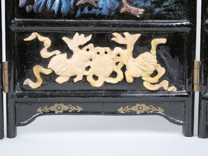 CHINA
Miniature lacquered wood screen, decorated...