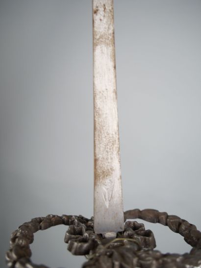 Fencing foil with filigree fusee, helmet-shaped...