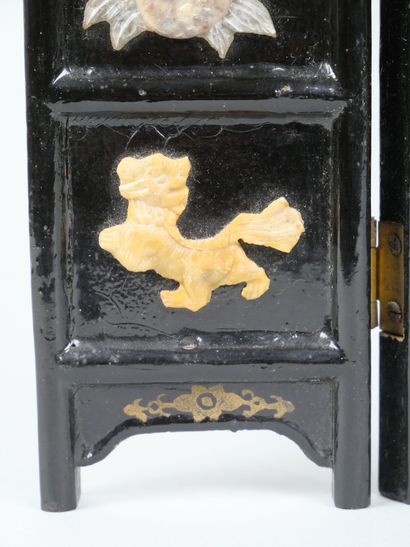 CHINA
Miniature lacquered wood screen, decorated...