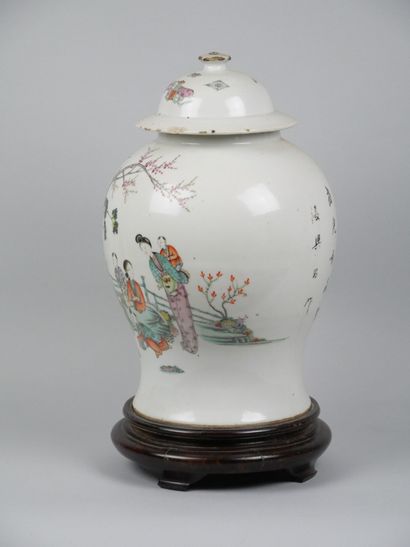 CHINA
Porcelain covered vase decorated with...