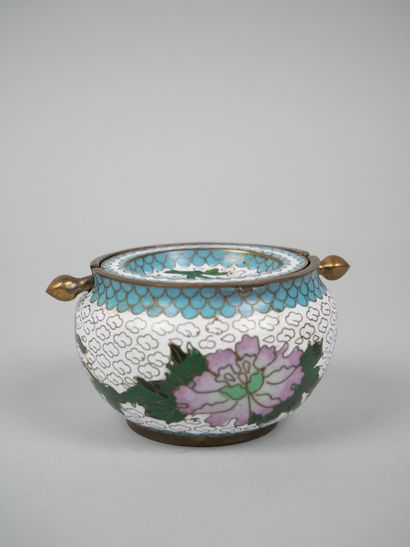CHINA
Small perfume burner in cloisonné enamel,...